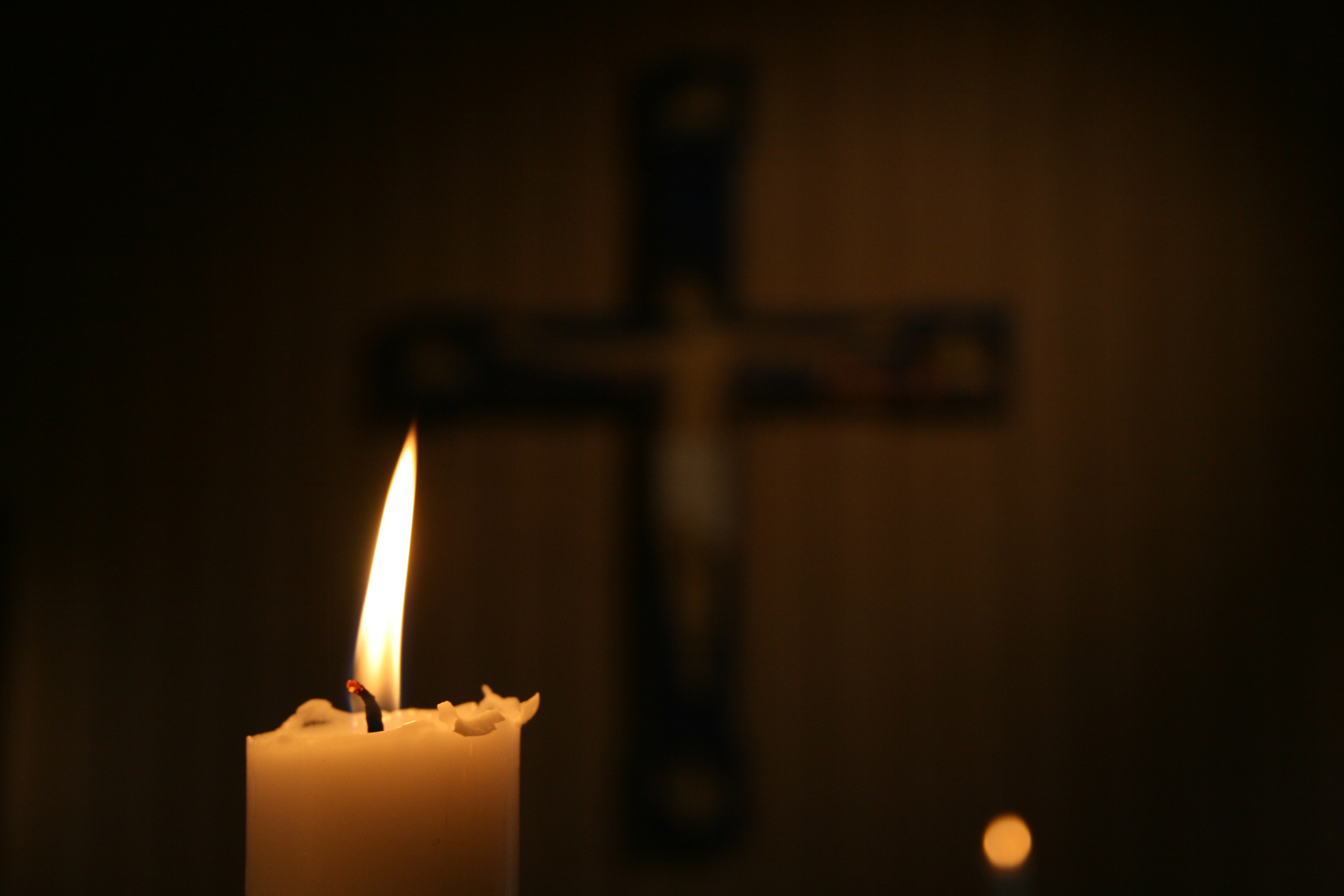 Stearinljus framför Jesus på korset