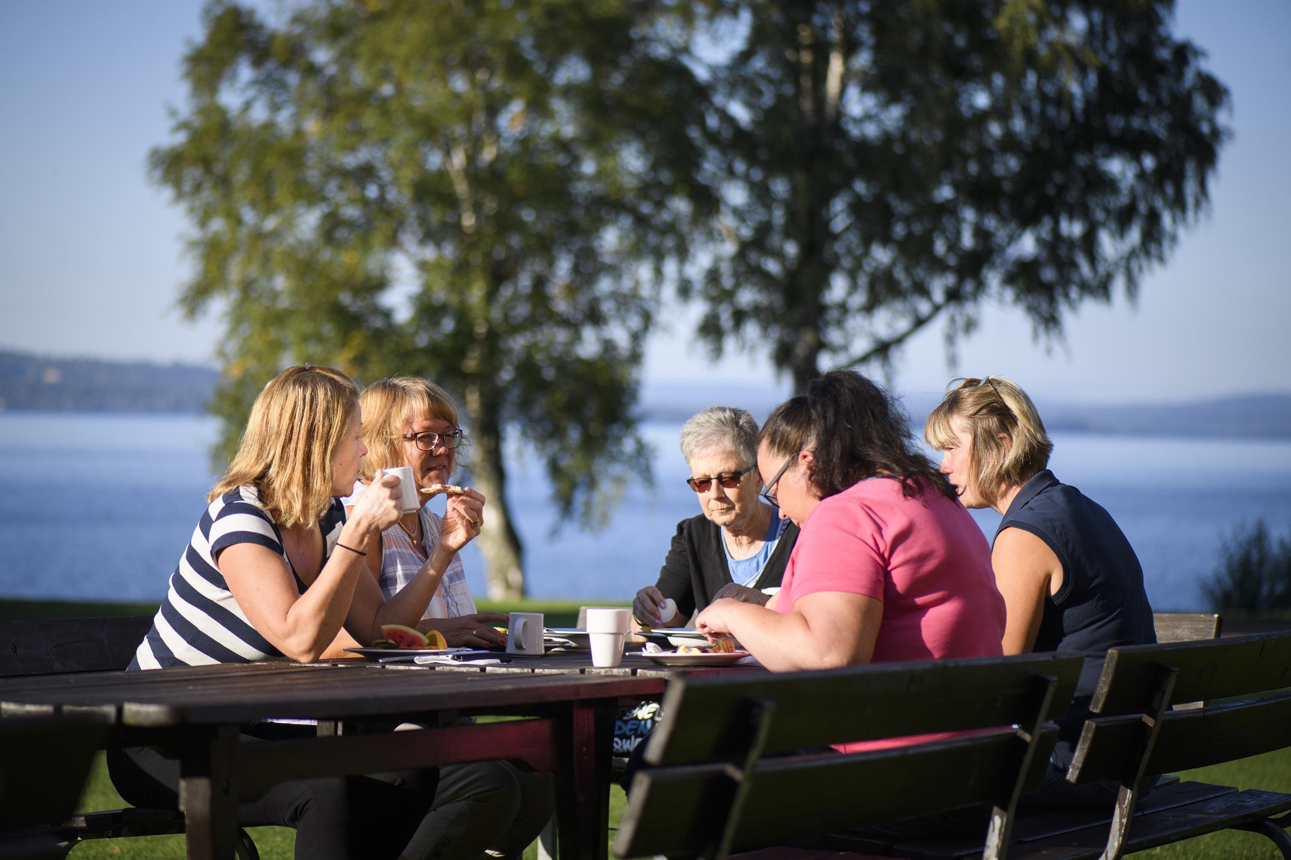 Fikapaus utomhus Foto: Magnus Aronson