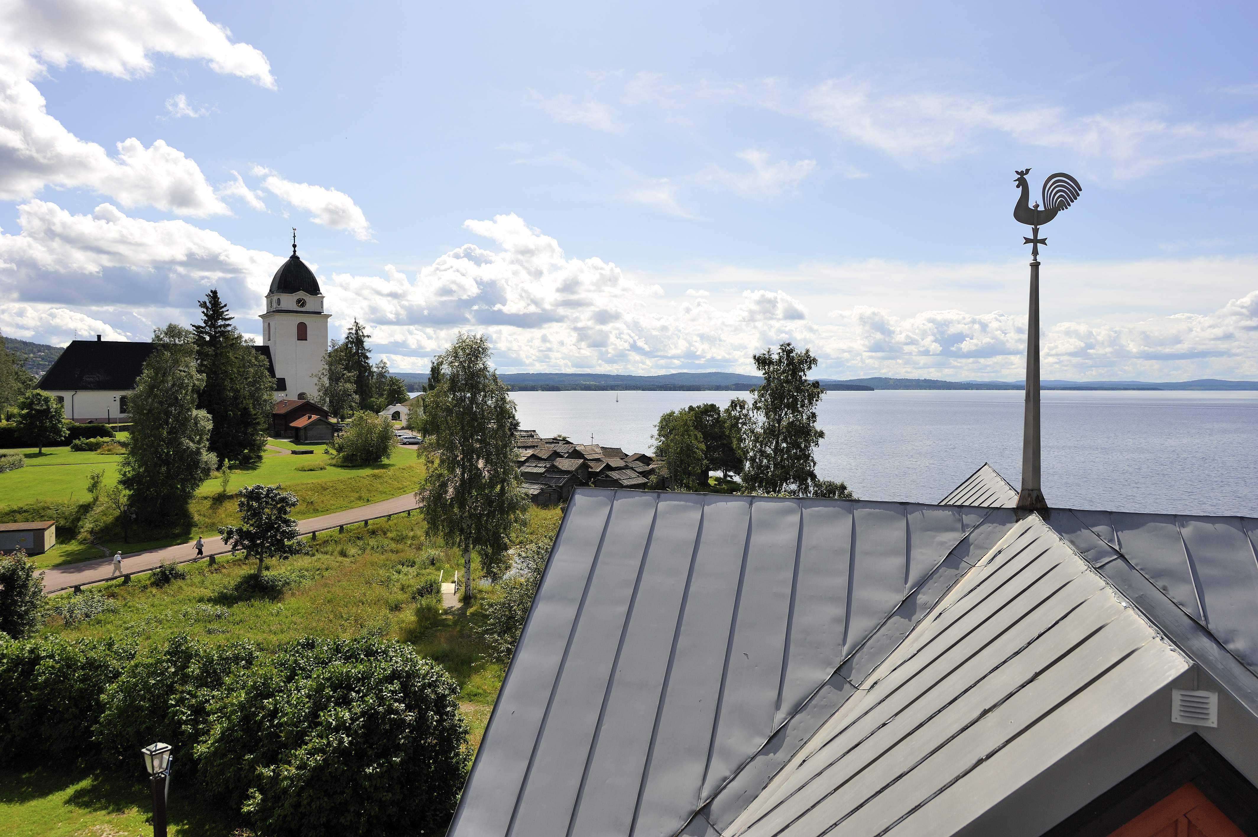 Rättviks kyrka och taket på Enhetens kapell Foto: Magnus Aronson